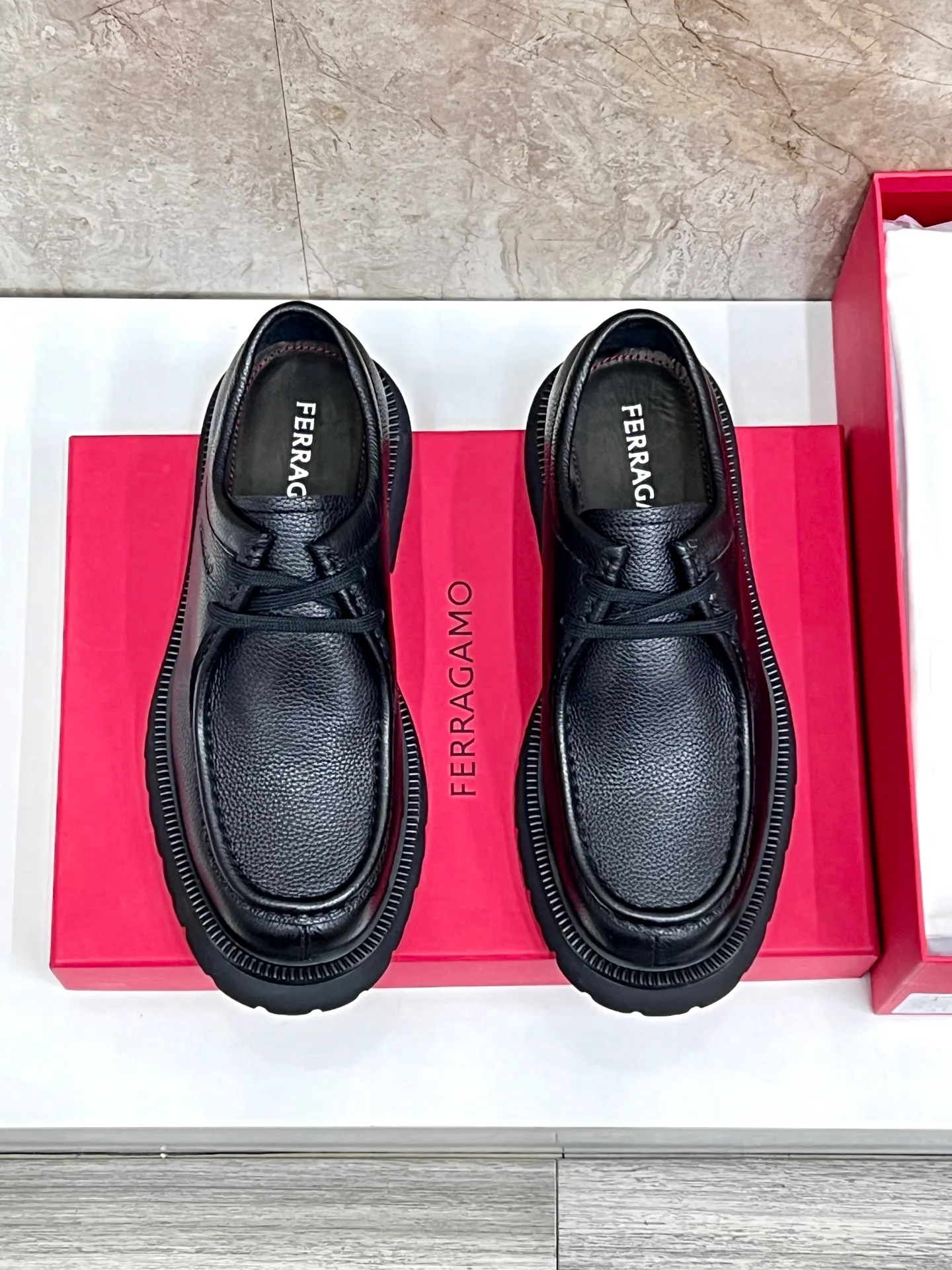 Original quality P780 Brand: Ferragamo Standard code: Men's code 39.40.41.42.43.44 Grade: Same style as the official website High-quality men's shoes Material: Customized first-layer calfskin with water-dyed cowhide lining Cowhide tiptoe Original non-slip and wear-resistant rubber outsole Style category: Men's formal business leather shoes are young and fashionable European and American trends British style Casual matching Comfortable feet Color: actual picture
